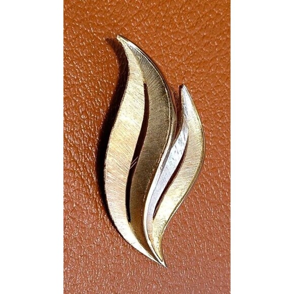 Crown Trifari Vintage Brooch Leaf Brushed Gold Tone Signed - Picture 1 of 3